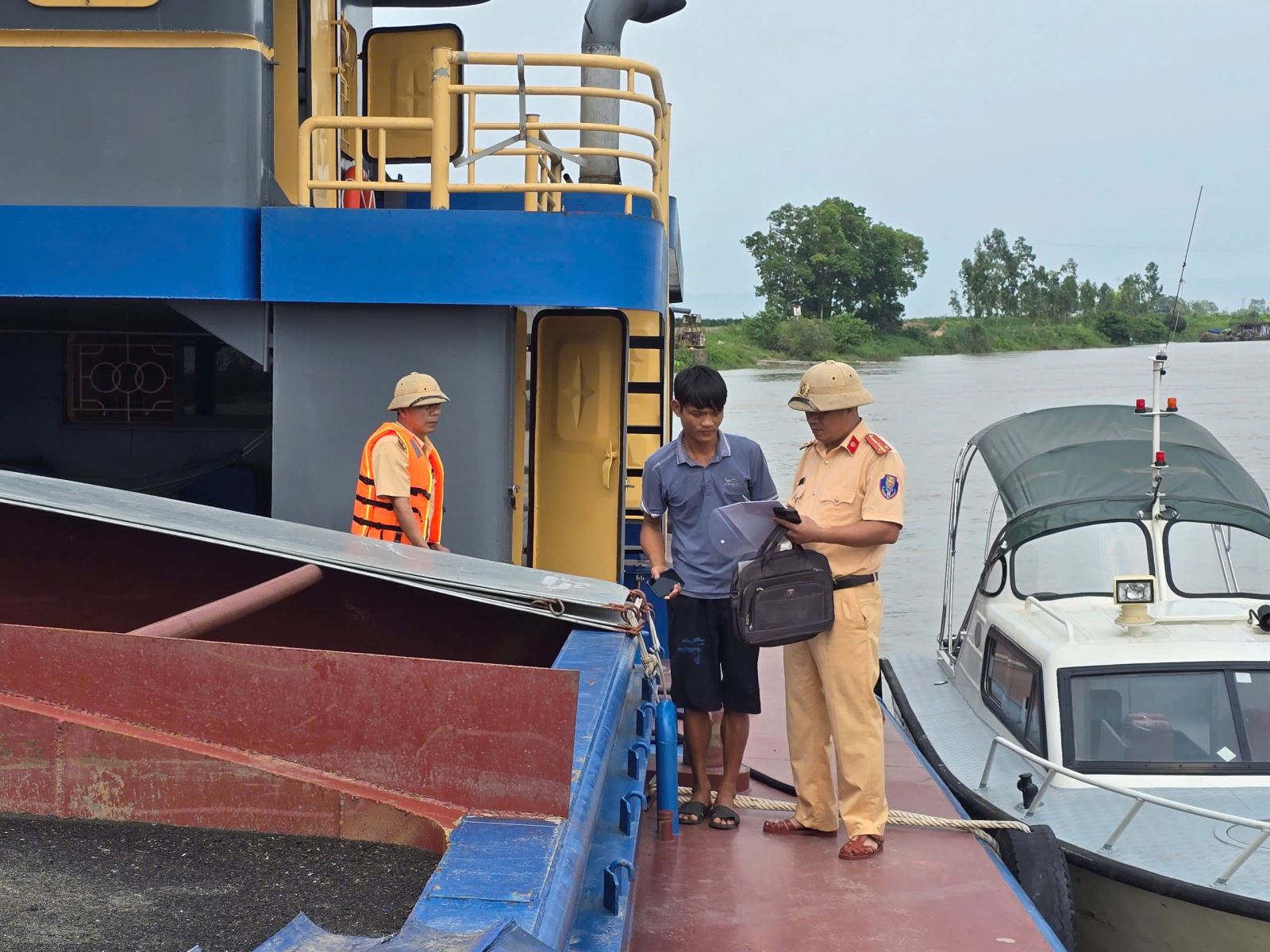 Trạm Cảnh sát đường thủy thành phố Thái Bình tổng kiểm tra, xử lý phương tiện kinh doanh vận tải trên đường thủy
