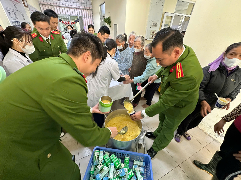 Chi đoàn Phòng Kỹ thuật hình sự lan tỏa nghĩa tình qua hoạt động phát cháo từ thiện tại Bệnh viện đa khoa tỉnh Hưng Yên