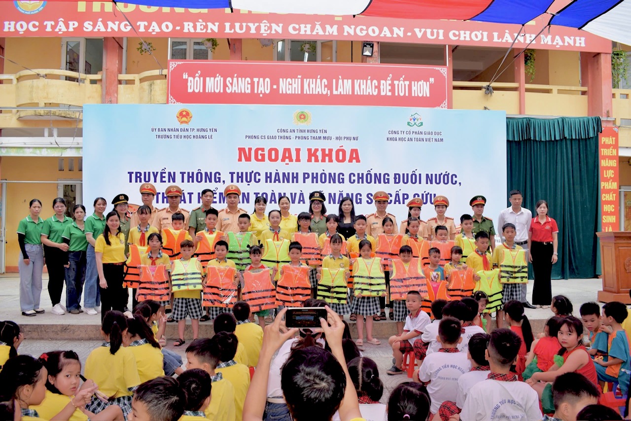 Công an tỉnh Hưng Yên: Trang bị kỹ năng phòng, chống đuối nước,  thoát hiểm an toàn, kỹ năng sơ cấp cứu cho học sinh  trước dịp nghỉ hè năm 2025