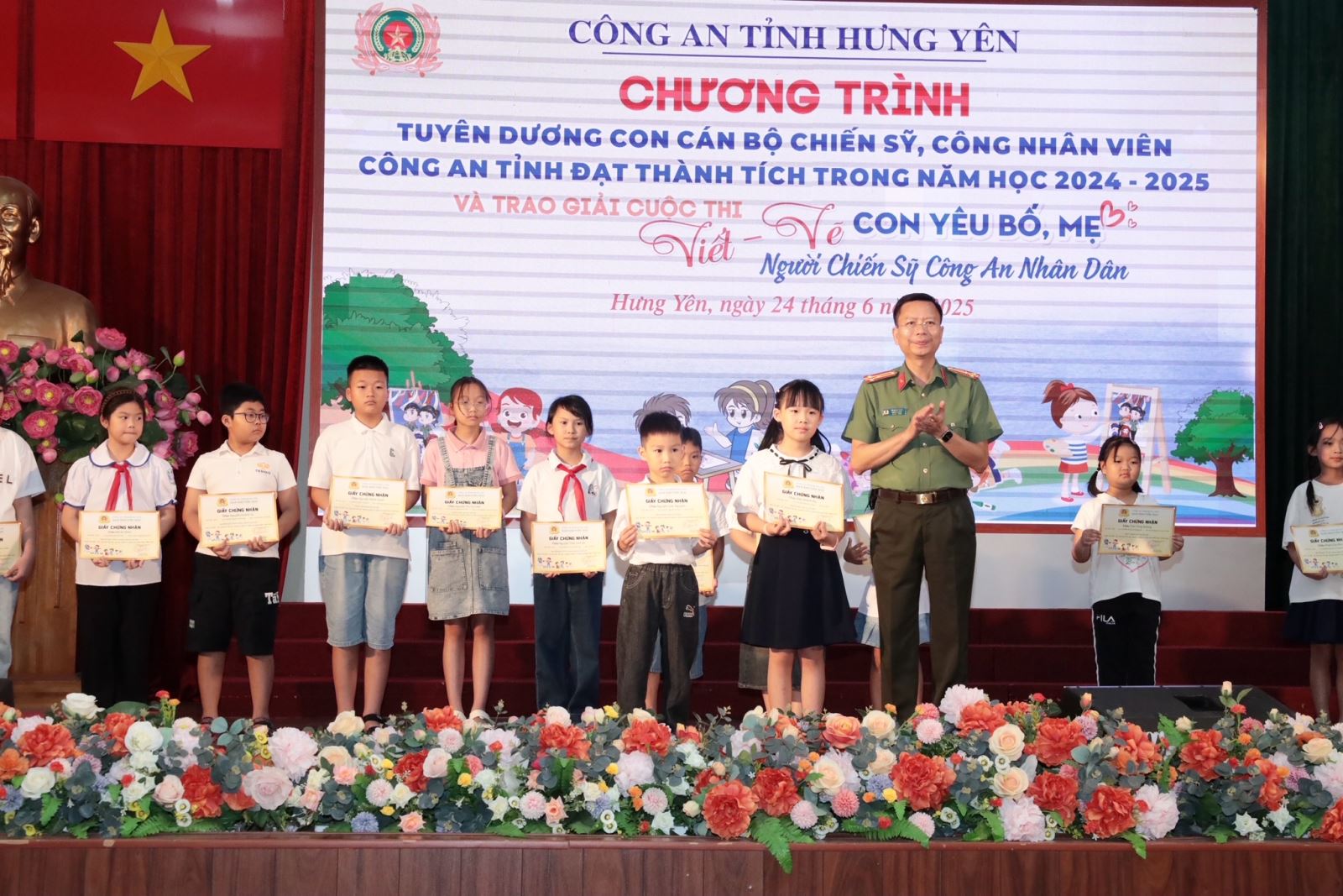 Công an tỉnh Hưng Yên tổ chức trao giải Cuộc thi Viết, vẽ với chủ đề “Con yêu bố mẹ - Người chiến sỹ Công an nhân dân” năm 2025