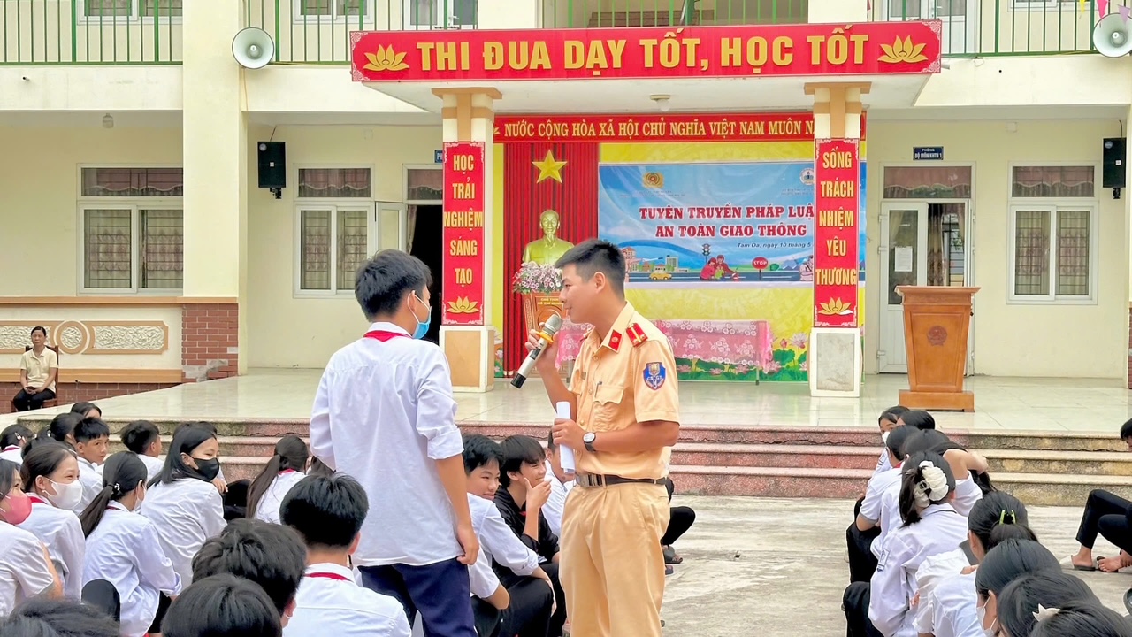 Hội phụ nữ Công an tỉnh phối hợp phòng Cảnh sát giao thông tổ chức tuyên truyền pháp luật về An toàn giao thông trước dịp hè năm 2025 