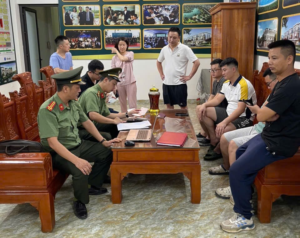 Công an xã Nguyễn Văn Linh tăng cường kiểm tra, rà soát người nước ngoài trên địa bàn