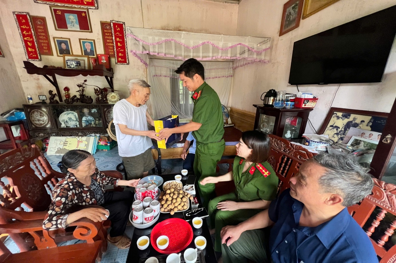 Công an xã Lương Bằng tổ chức các hoạt động thiết thực, ý nghĩa nhân dịp kỷ niệm 80 năm Ngày truyền thống Công an nhân dân Việt Nam và 20 năm Ngày hội toàn dân bảo vệ an ninh Tổ quốc