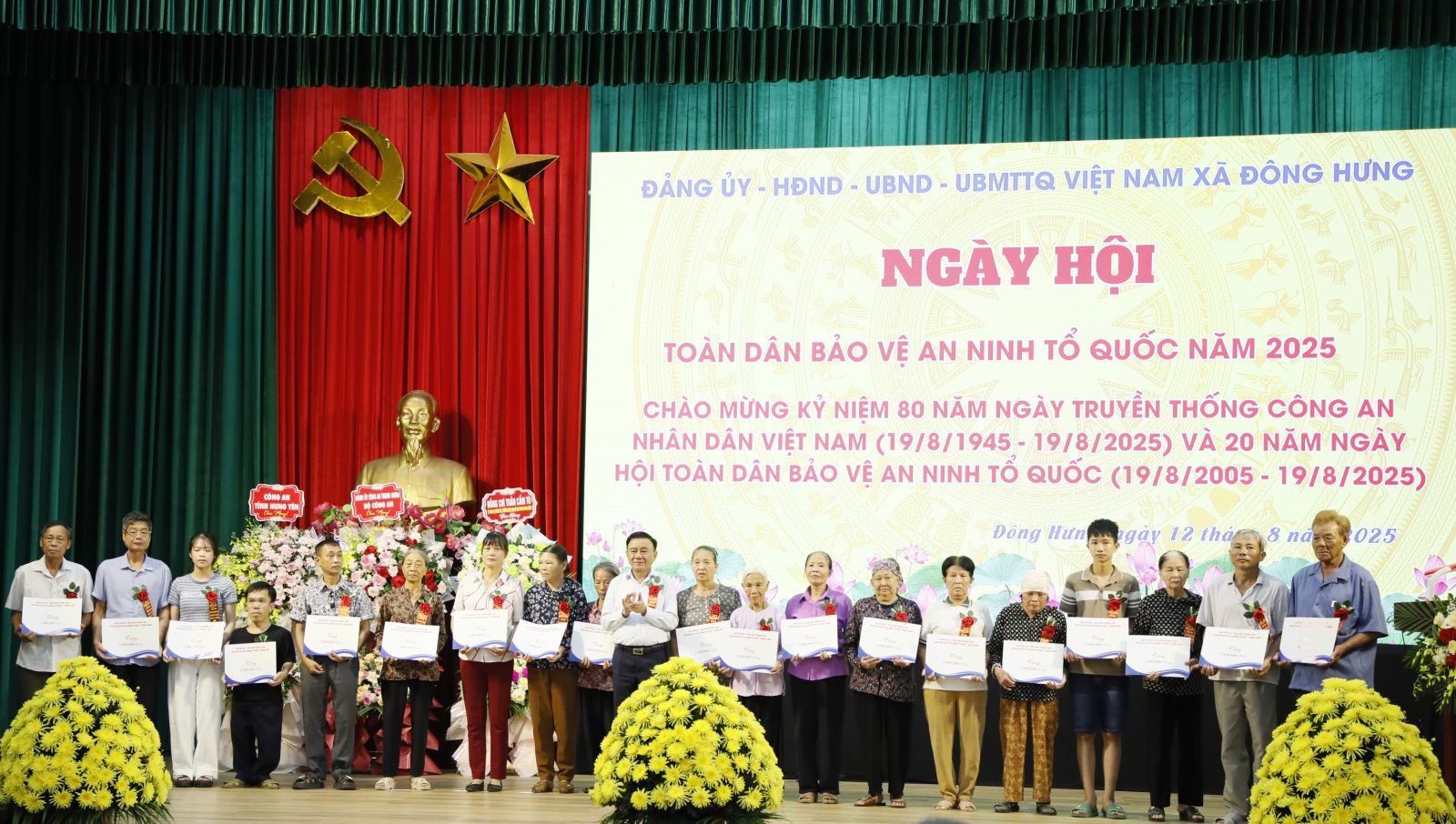 Đồng chí Trần Cẩm Tú, Ủy viên Bộ Chính trị, Thường trực Ban Bí thư dự Ngày hội toàn dân bảo vệ an ninh Tổ quốc xã Đông Hưng