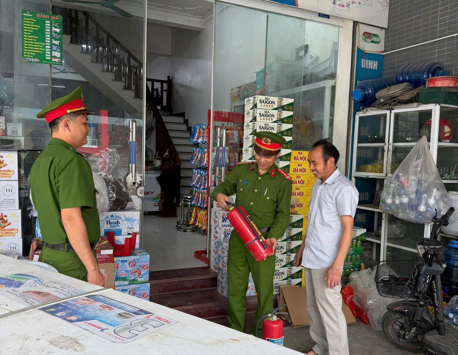 Công an xã Phạm Ngũ Lão tổ chức tuyên truyền, hướng dẫn công tác đảm bảo an toàn phòng cháy, chữa cháy đối với các hộ kinh doanh trên địa bàn xã
