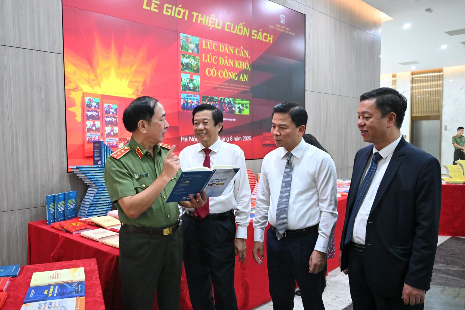 Bộ Công an giới thiệu sách “Lúc dân cần, lúc dân khó, có Công an”