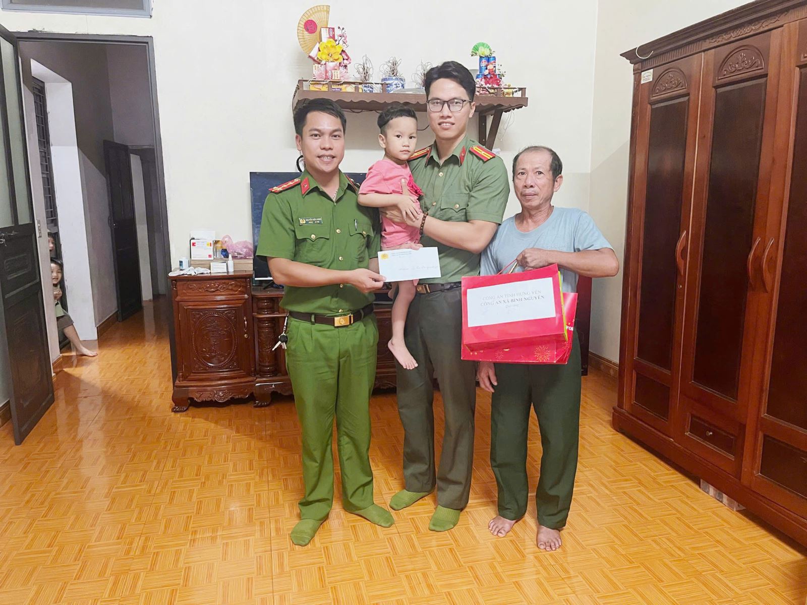 Công an xã Bình Nguyên: Thăm, tặng quà cháu có hoàn cảnh đặc biệt