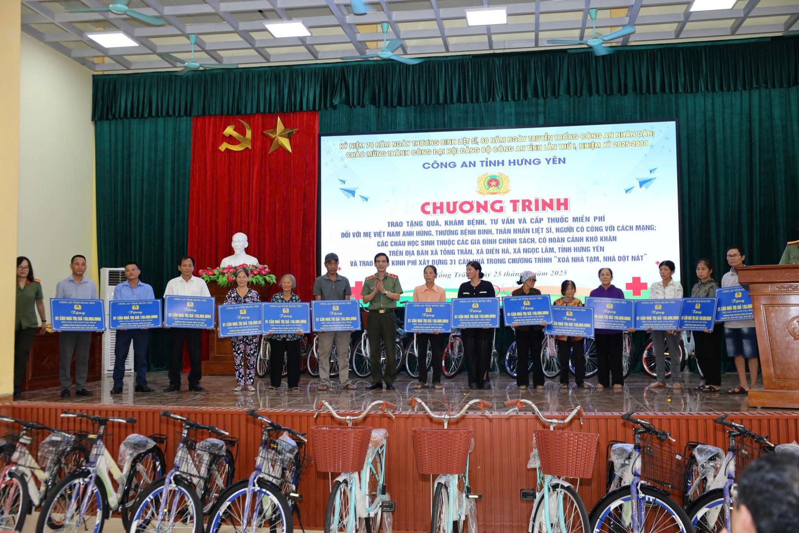 Công an tỉnh trao tặng quà, khám, tư vấn và cấp thuốc miễn phí cho Bà mẹ Việt Nam anh hùng, thương binh, bệnh binh, thân nhân liệt sĩ, người có công với cách mạng