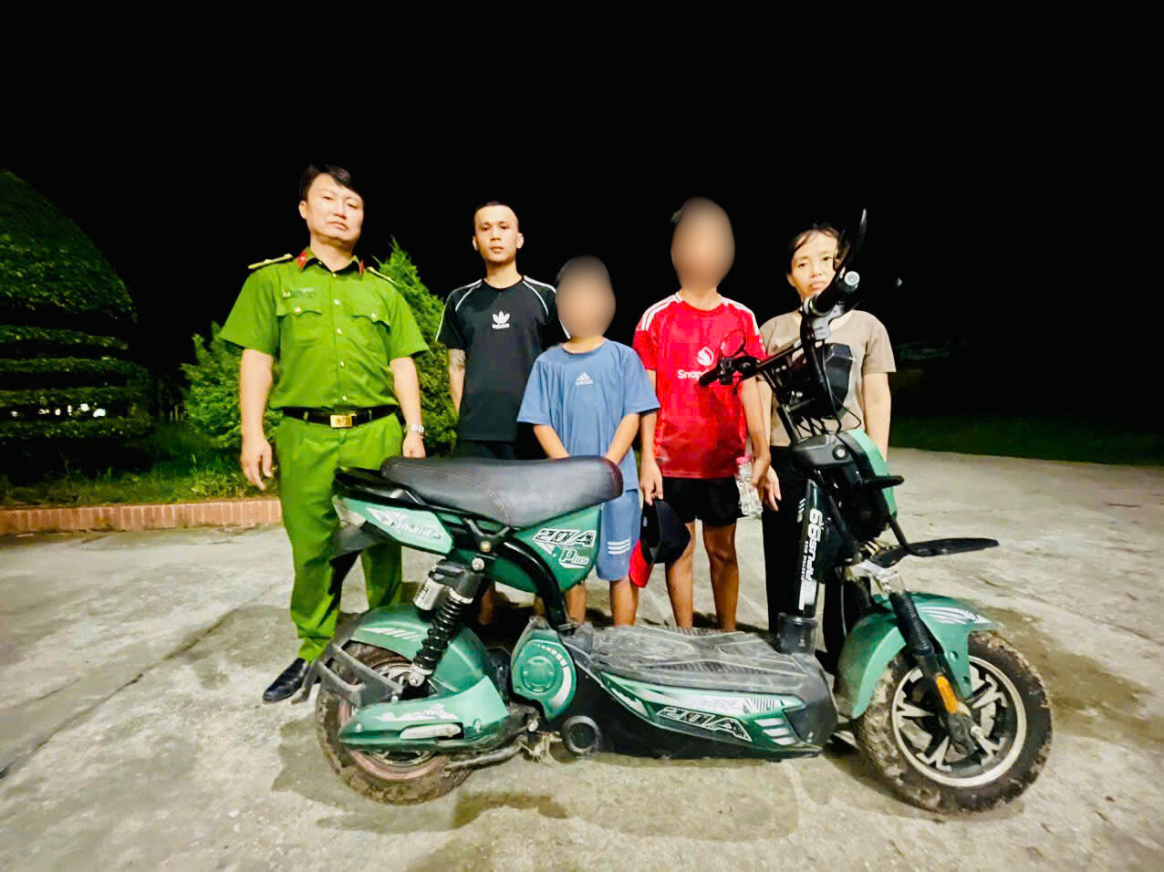 Công an xã Vũ Quý giúp hai cháu nhỏ đi lạc trở về gia đình