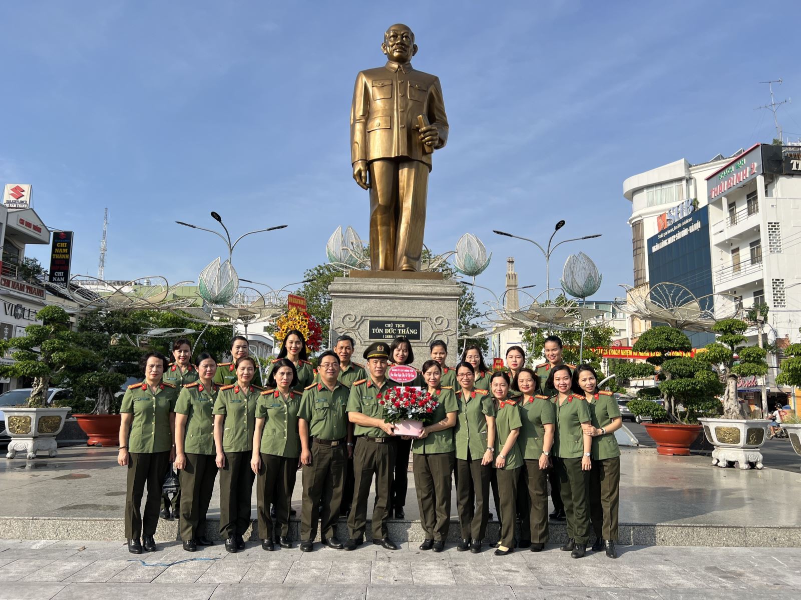 Hội phụ nữ Công an tỉnh Hưng Yên tổ chức chương trình sinh hoạt chính trị, về nguồn, thiện nguyện trên mảnh đất Tây Nam của Tổ quốc