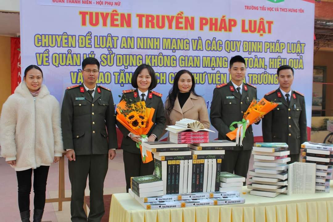 ĐOÀN THANH NIÊN CÔNG AN TỈNH: TUYÊN TRUYỀN PHÁP LUẬT VÀ TRAO TẶNG SÁCH CHO THƯ VIỆN NHÀ TRƯỜNG