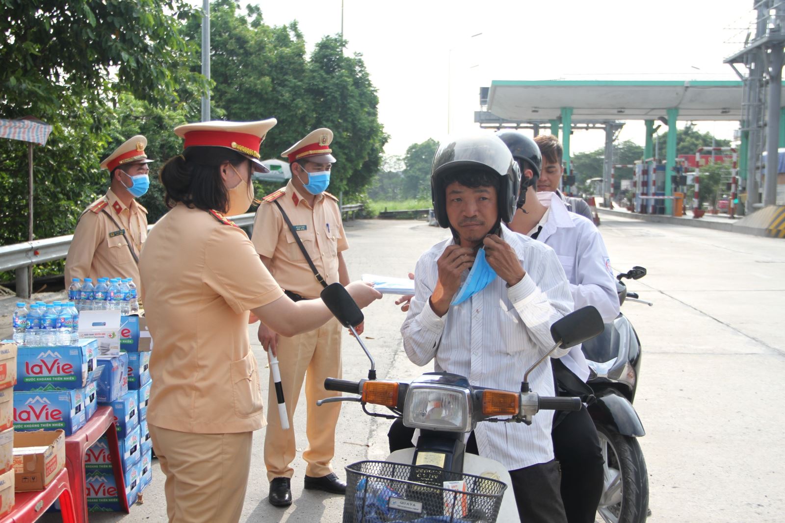 Cảnh sát giao thông Hưng Yên phát nước, sữa, khẩu trang cho người dân tham gia giao thông trong dịp nghỉ lễ