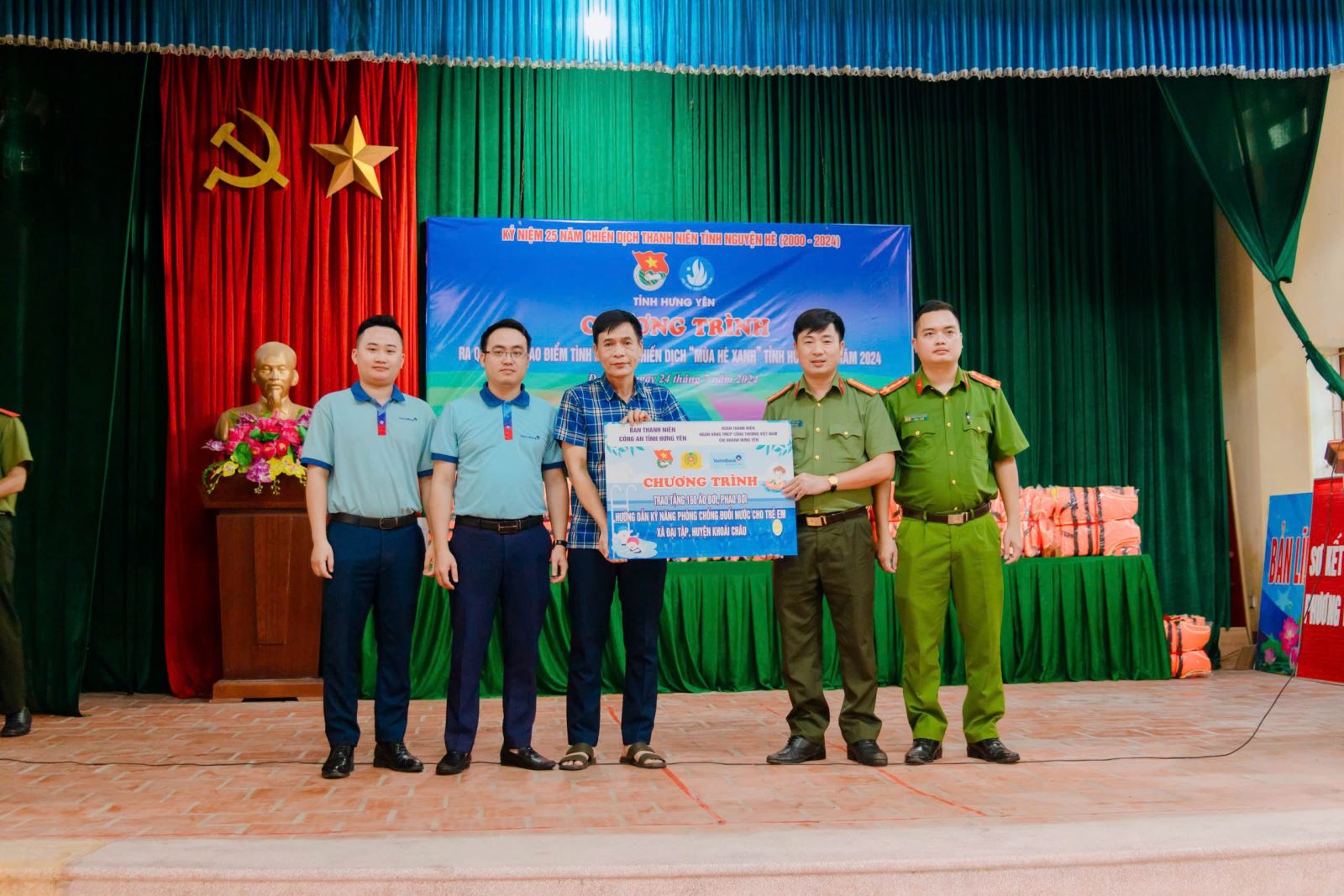 Ban Thanh niên Công an tỉnh: Phối hợp trao tặng 160 áo bơi, phao bơi cho Ban chỉ đạo hoạt động hè xã Đại Tập, huyện Khoái Châu