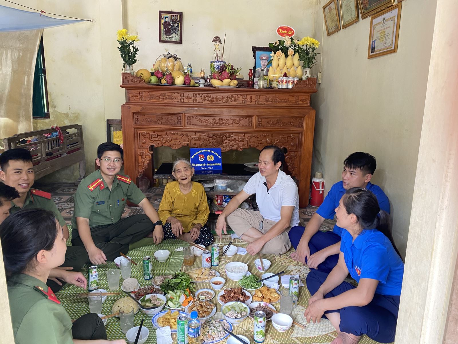 Ban Thanh niên Công an tỉnh: Tổ chức “Bữa cơm sum vầy - Ấm áp yêu thương” năm 2024 tại thôn Ninh Tập, xã Đại Tập, huyện Khoái Châu.