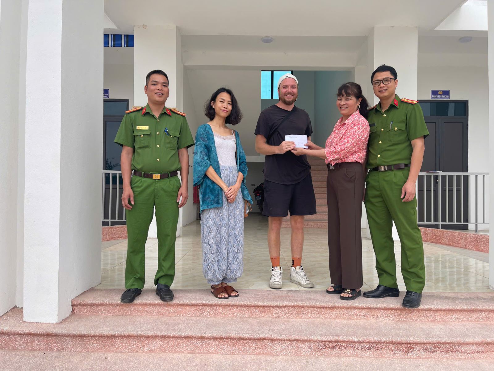 Công an thị trấn Văn Giang, huyện Văn Giang hỗ trợ người dân  nhận lại tiền chuyển khoản nhầm