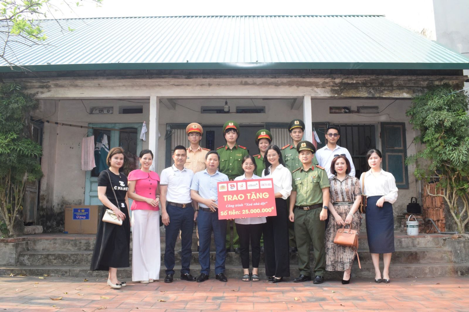 Trao tặng công trình “Xoá nhà dột” tại thôn Mai Xuyên Tây, thị trấn Ân Thi, huyện Ân Thi, tỉnh Hưng Yên.