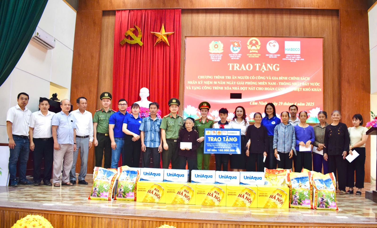 Chương trình tri ân người có công với cách mạng và trao tặng công trình “Xoá nhà dột nát” cho học sinh có hoàn cảnh đặc biệt khó khăn tại  xã Cẩm Ninh, huyện Ân Thi, tỉnh Hưng Yên