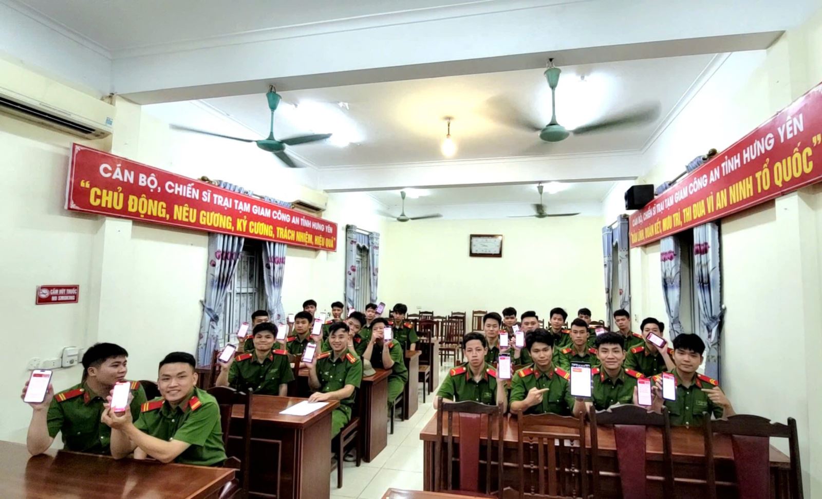 Tuổi trẻ Công an tỉnh Hưng Yên nêu cao tinh thần trách nhiệm, tích cực góp ý vào Dự thảo sửa đổi Hiến pháp năm 2013 thông qua nền tảng số VneID
