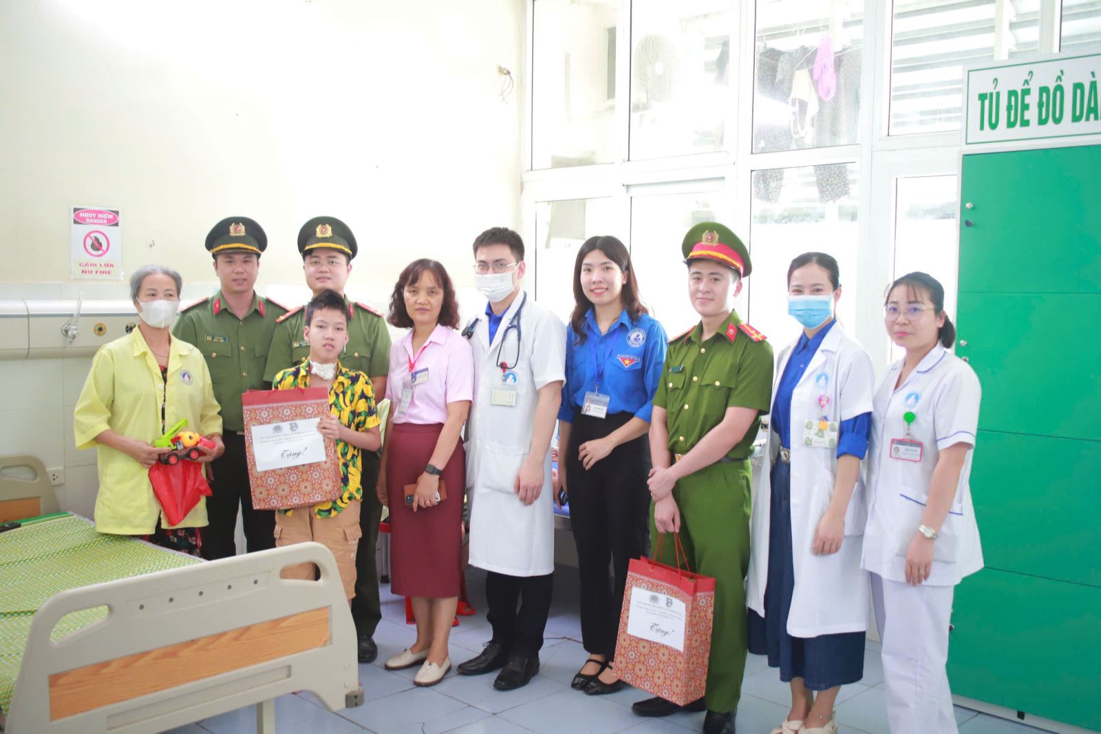Tặng quà cho trẻ em, thiếu nhi đang điều trị tại Bệnh viện Sản - Nhi tỉnh Hưng Yên