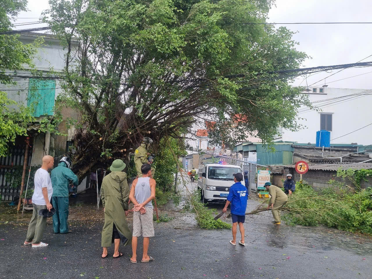 Công an xã Hồng Vũ khắc phục hậu quả sau cơn bão số 3 Wipha, bảo đảm an toàn cho nhân dân