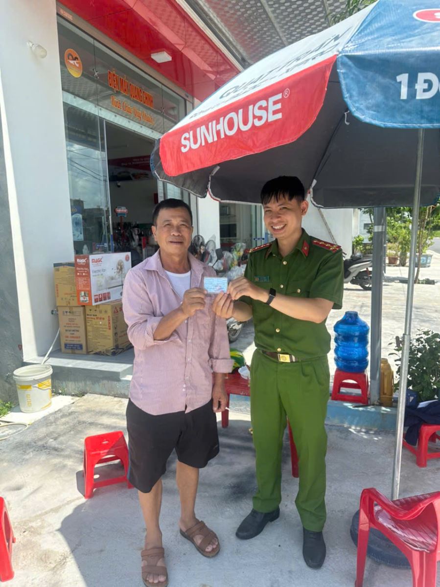 Công an xã Hồng Vũ tìm lại tài sản bị đánh rơi trao trả cho công dân