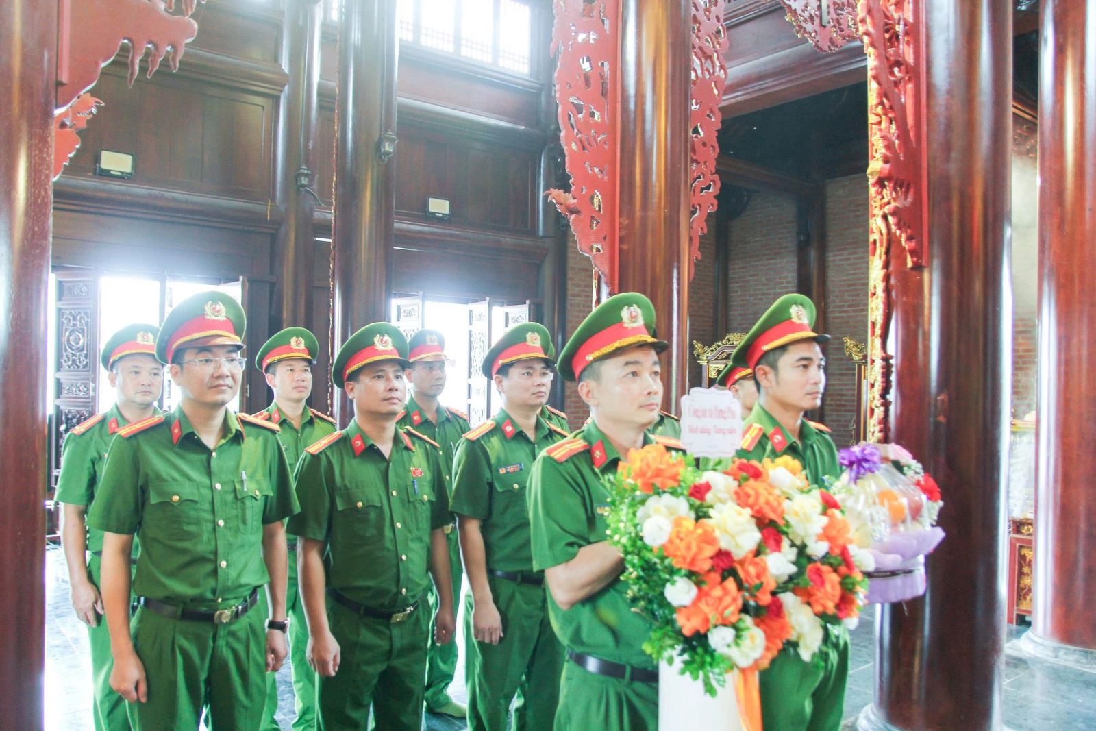 Công an xã Hưng Phú dâng hương, báo công lên Bác nhân kỷ niệm 80 năm Cách mạng Tháng Tám và Quốc khánh 2/9.