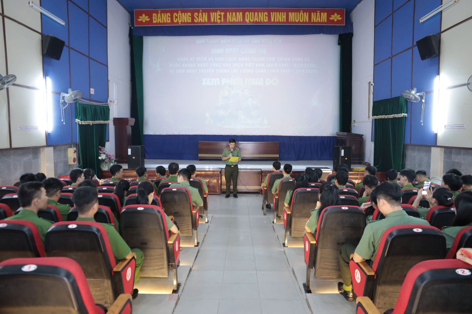 Tuổi trẻ Công an tỉnh tổ chức sinh hoạt chính trị xem phim “Mưa đỏ”