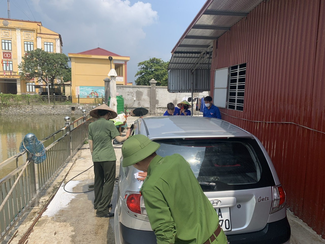 Chi đoàn Công an xã Hồng Quang tham gia Chương trình “Rửa xe gây quỹ - Tiếp sức đến trường”