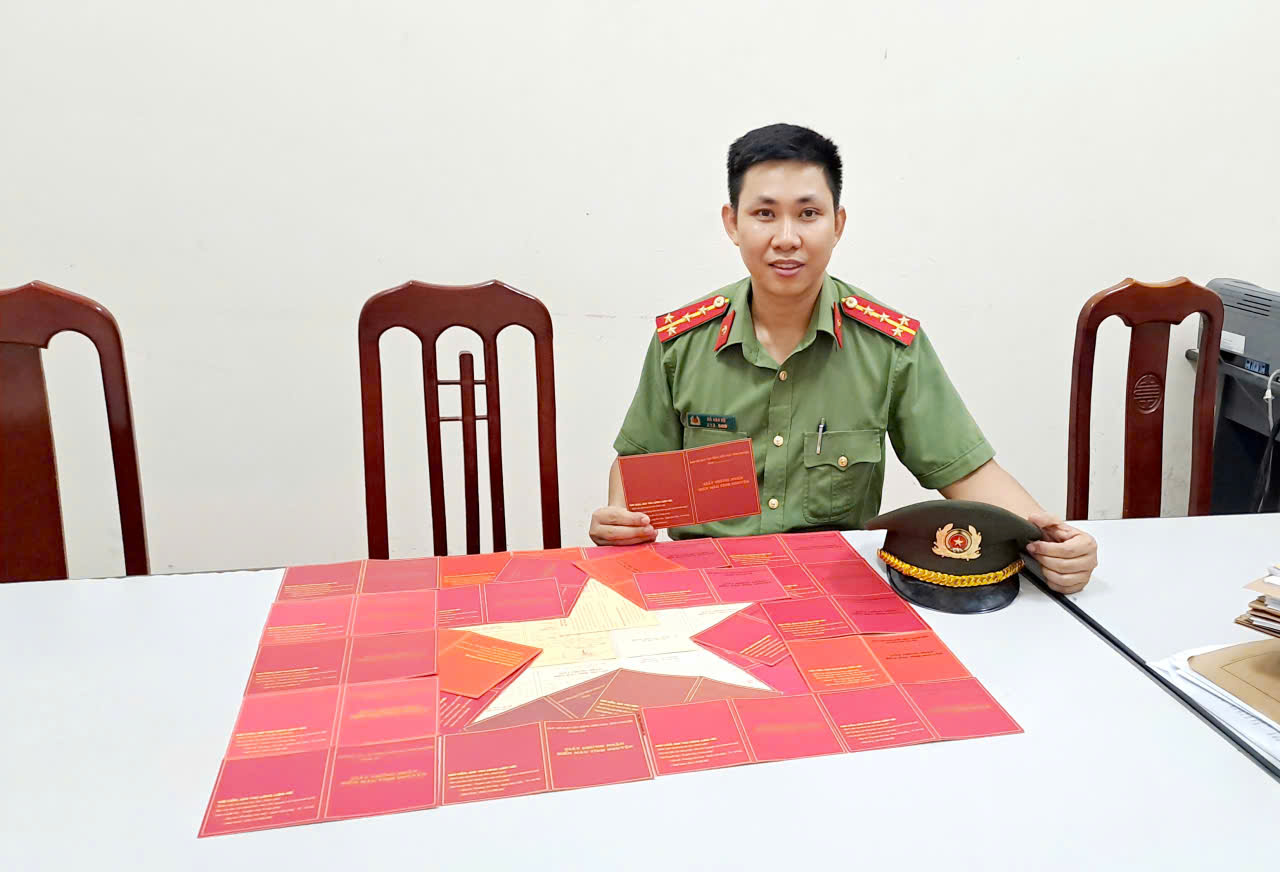 Đại úy Công an vẽ “lá cờ Tổ quốc và số 80” từ 34 Giấy chứng nhận hiến máu tình nguyện chào mừng 80 năm Cách mạng Tháng Tám và Quốc khánh 02/9