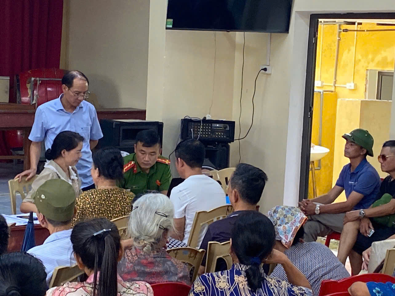 Công an phường Vũ Phúc nỗ lực khẩn trương triển khai tặng quà cho Nhân dân dịp Lễ Quốc khánh 2/9.