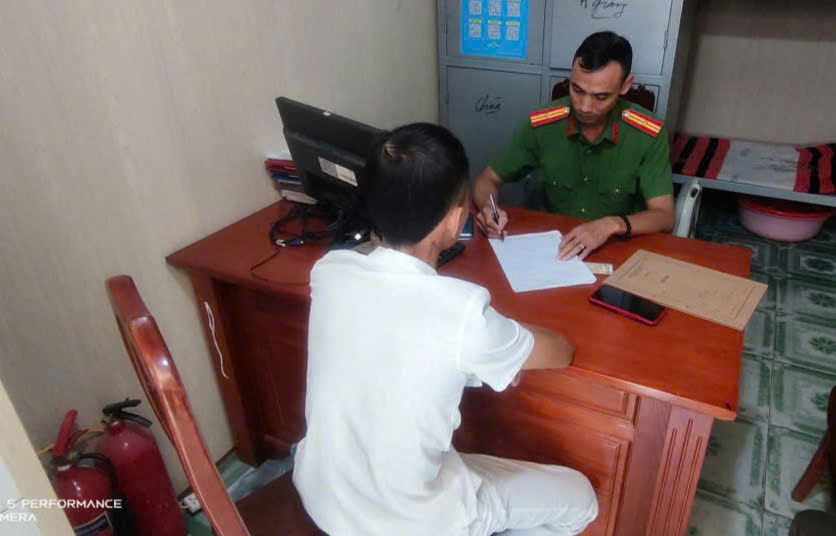 Công an xã Hồng Minh bắt giữ 02 đối tượng tổ chức sử dụng trái phép chất ma tuý