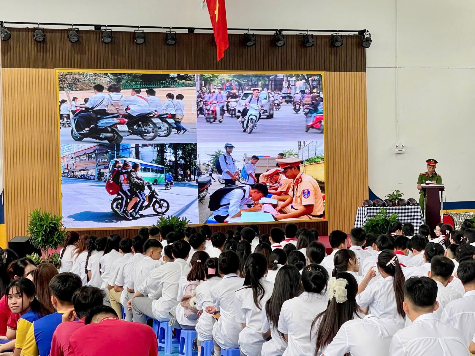 Tuyên truyền pháp luật về an toàn giao thông tại Trường THPT Hồng Đức