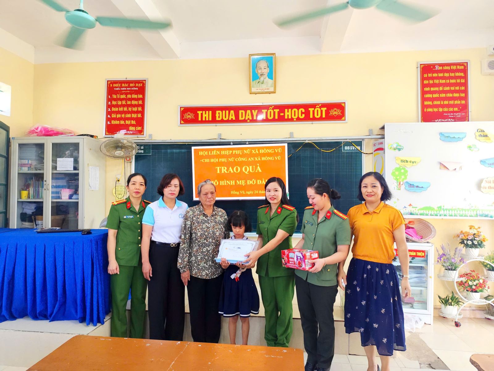 Chi hội phụ nữ Công an xã Hồng Vũ trao quà 