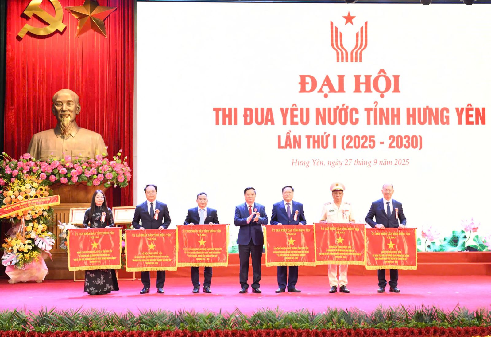Công an tỉnh vinh dự đón nhận Cờ thi đua tại Đại hội thi đua yêu nước tỉnh Hưng Yên lần thứ I