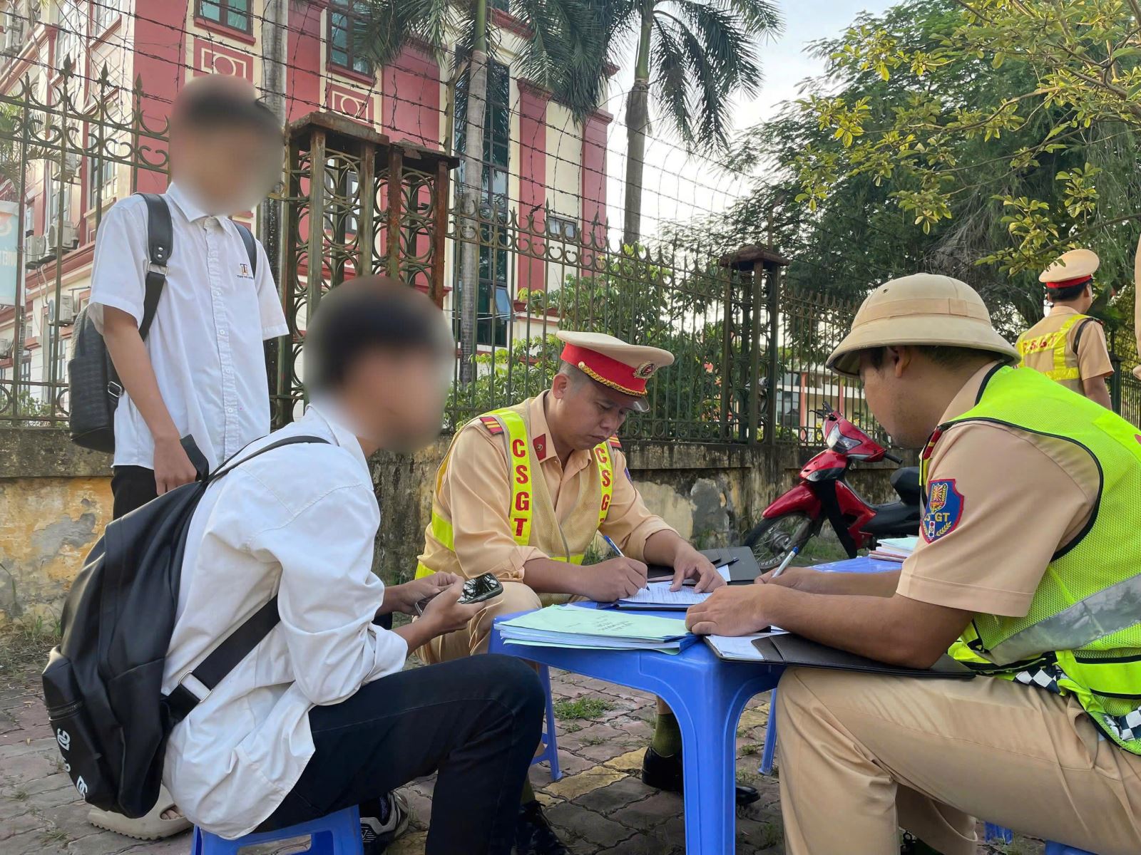 Đảm bảo an toàn giao thông cho học sinh đến trường
