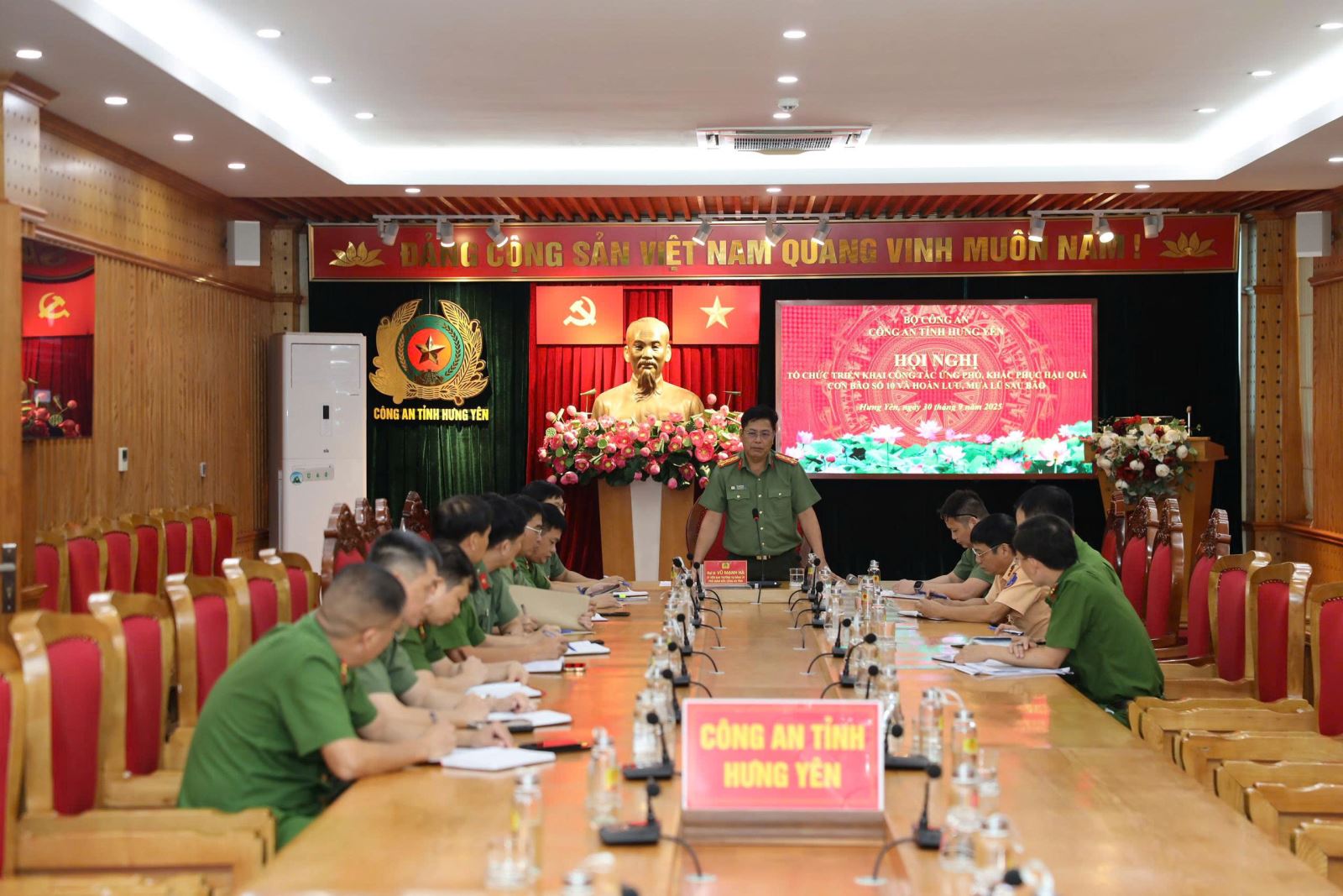 Khẩn trương, quyết liệt triển khai công tác ứng phó, khắc phục hậu quả cơn bão số 10 và hoàn lưu, mưa lũ sau bão