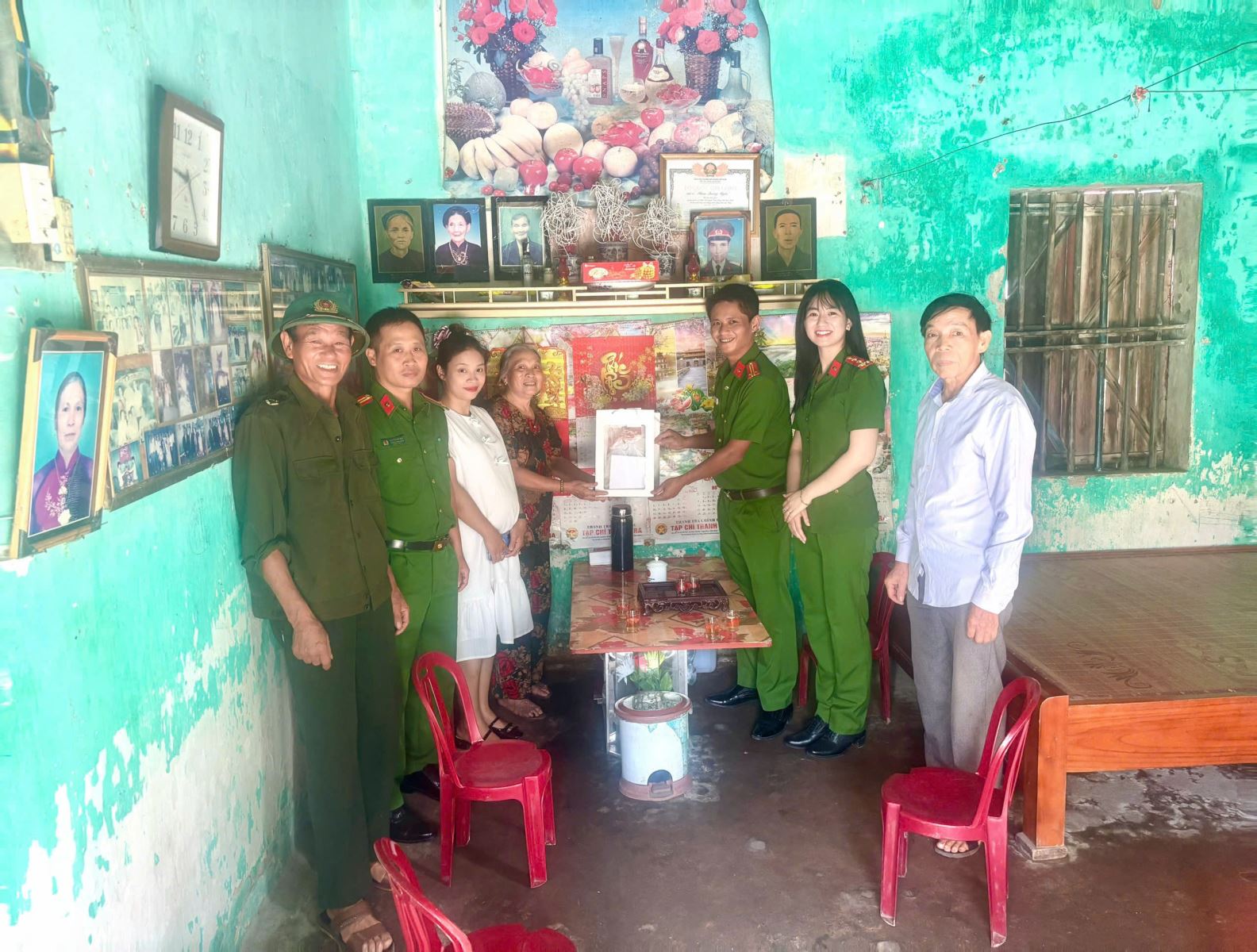 Công an xã Tiên Hưng: Thăm, tặng quà phụ nữ có hoàn cảnh khó khăn nhân ngày phụ nữ Việt Nam 20/10