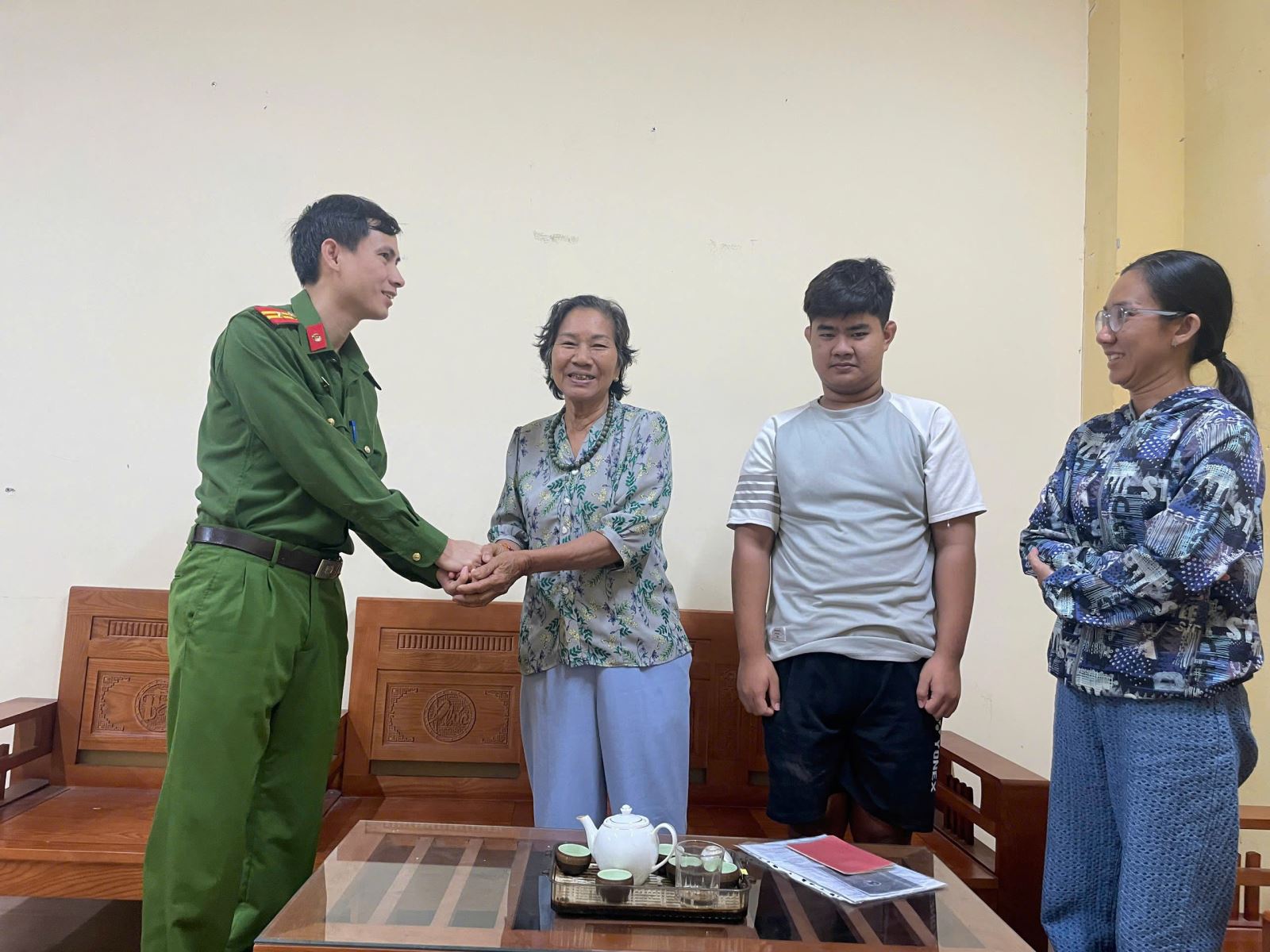 Công an phường Mỹ Hào kịp thời hỗ trợ gia đình tìm được cháu trai an toàn