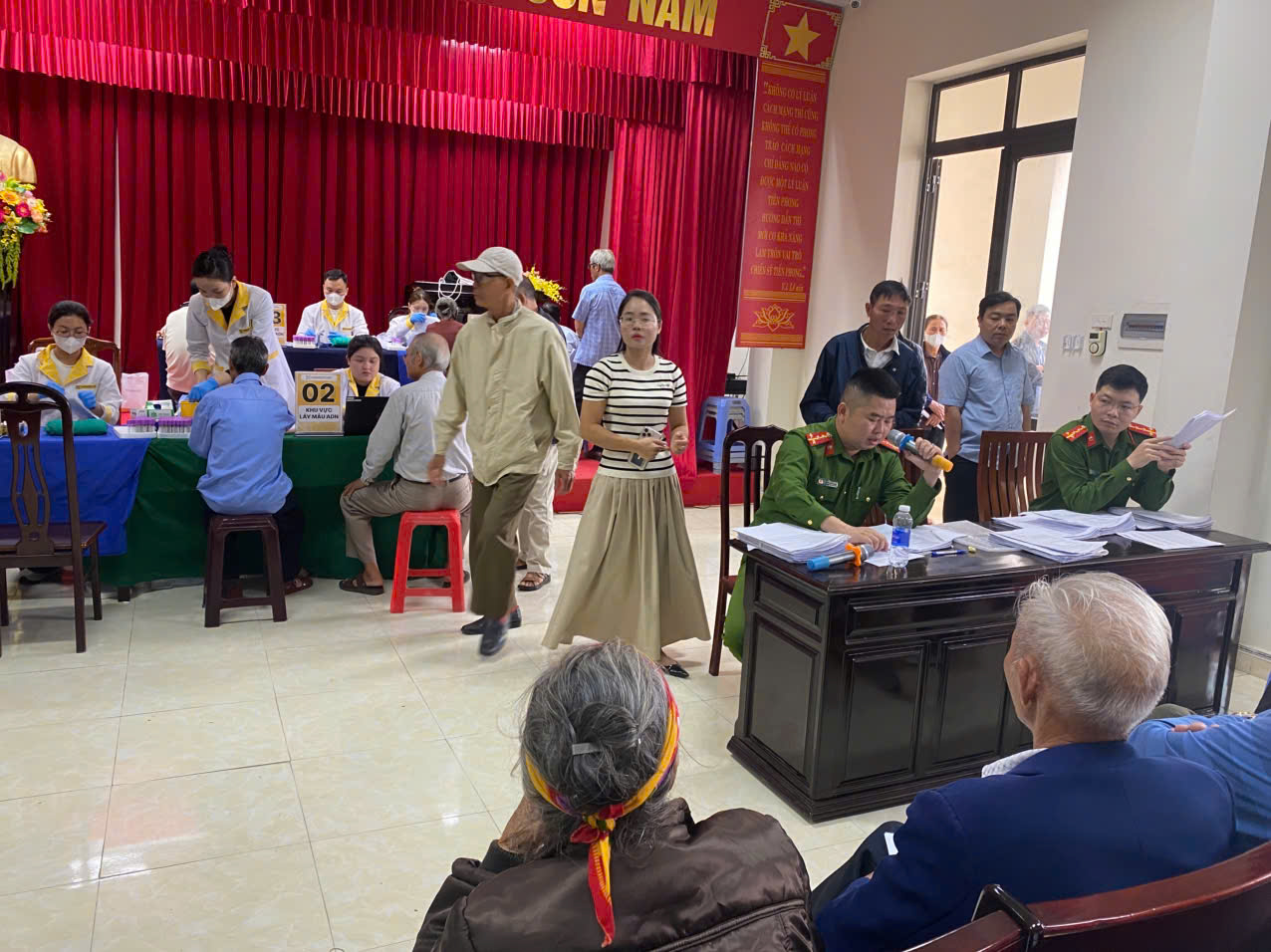 Công an xã Nam Cường: Tổ chức triển khai thu mẫu ADN cho thân nhân liệt sĩ chưa xác định được danh tính trên địa bàn xã.