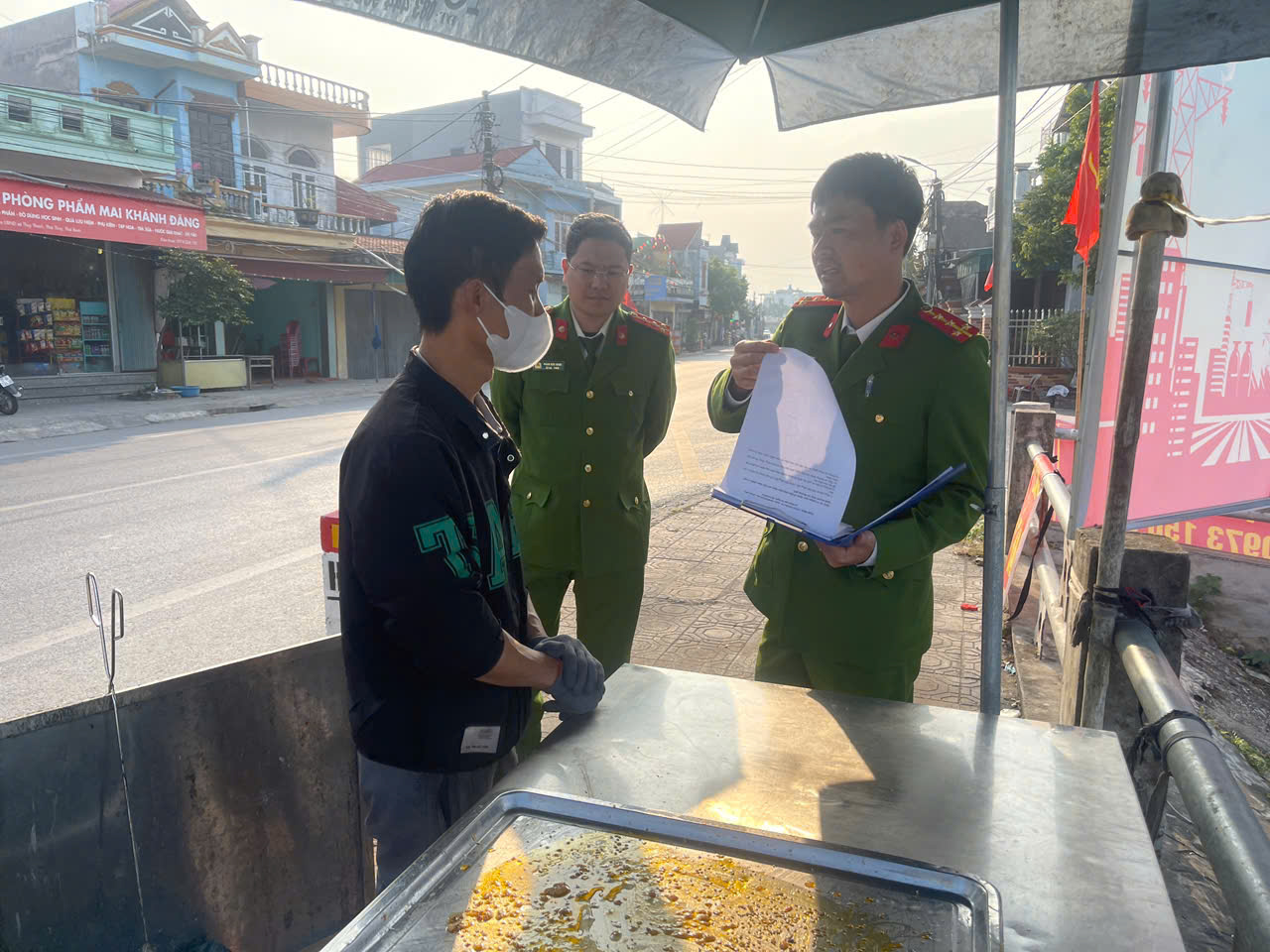 Công an xã Nam Thụy Anh tăng cường kiểm tra, xử lý vi phạm an toàn thực phẩm dịp Tết Nguyên đán