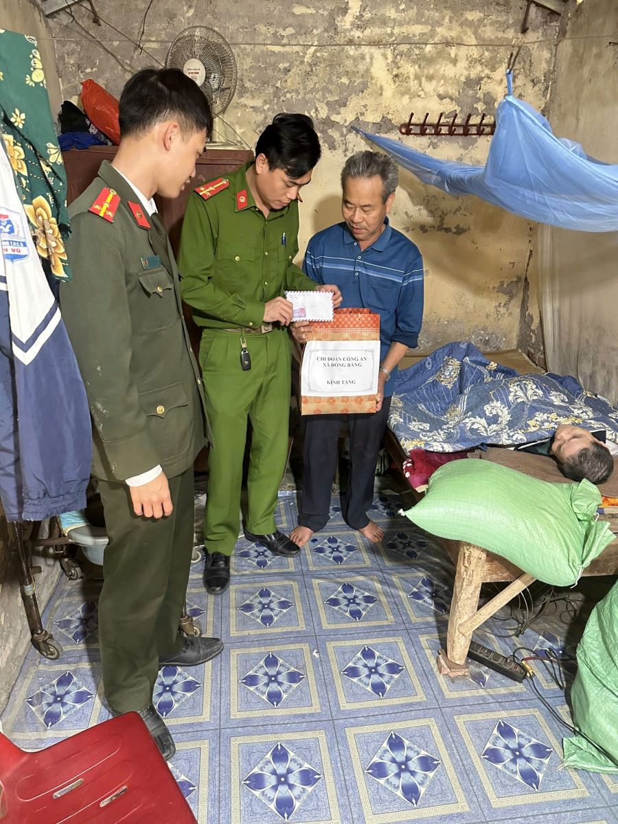 Chi đoàn thanh niên Công an xã Đồng Bằng thăm hỏi, tặng quà cho các gia đình có hoàn cảnh khó khăn 