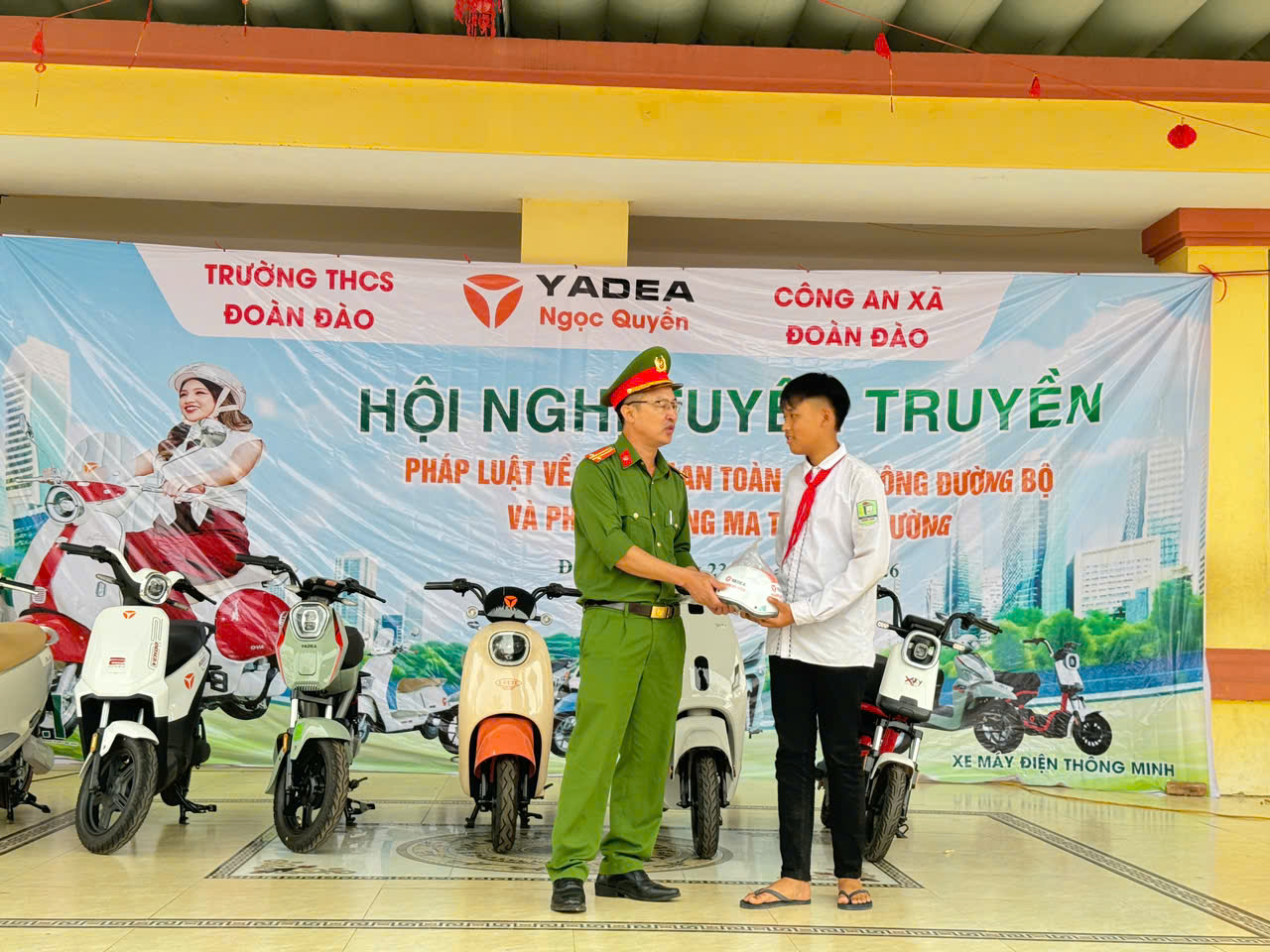 Công an xã Đoàn Đào tổ chức tuyên truyền pháp luật về trật tự an toàn giao thông, phòng chống ma túy học đường tại Trường THCS Đoàn Đào