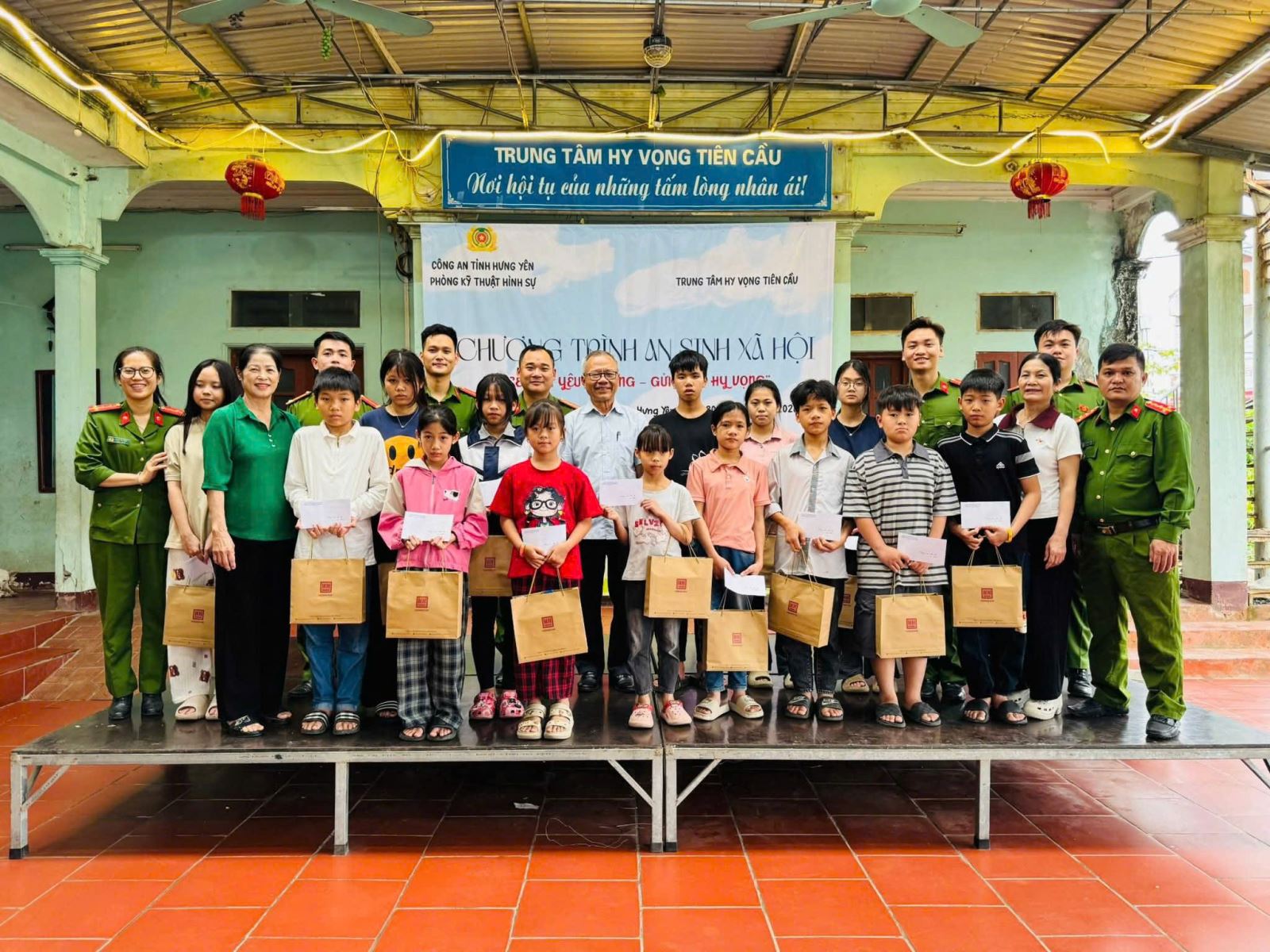 Tuổi trẻ Phòng Kỹ thuật hình sự lan tỏa yêu thương trong Tháng Thanh niên