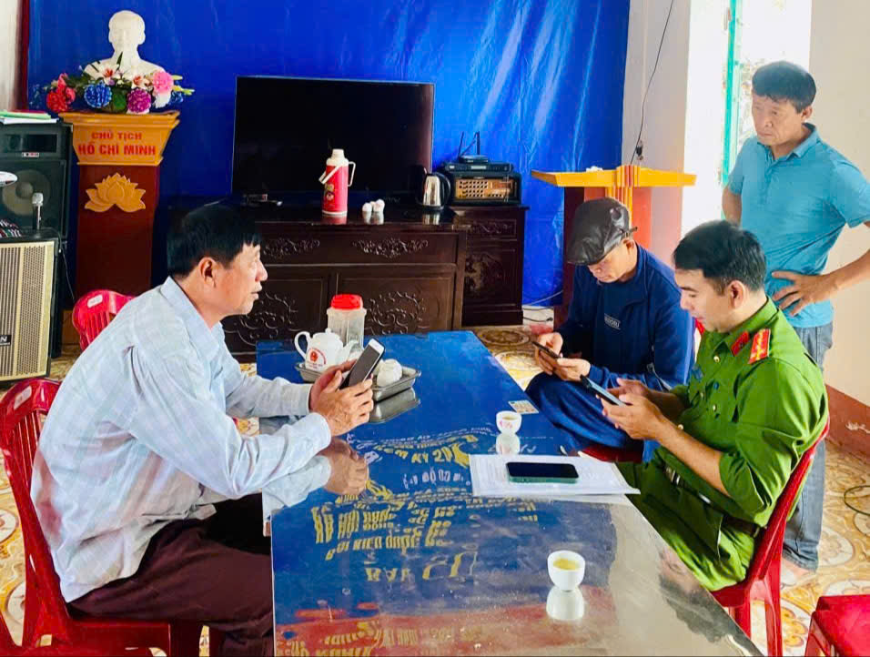 Công an xã Hồng Vũ tích cực hỗ trợ người dân tích hợp tài khoản an sinh xã hội trên ứng dụng VNeID