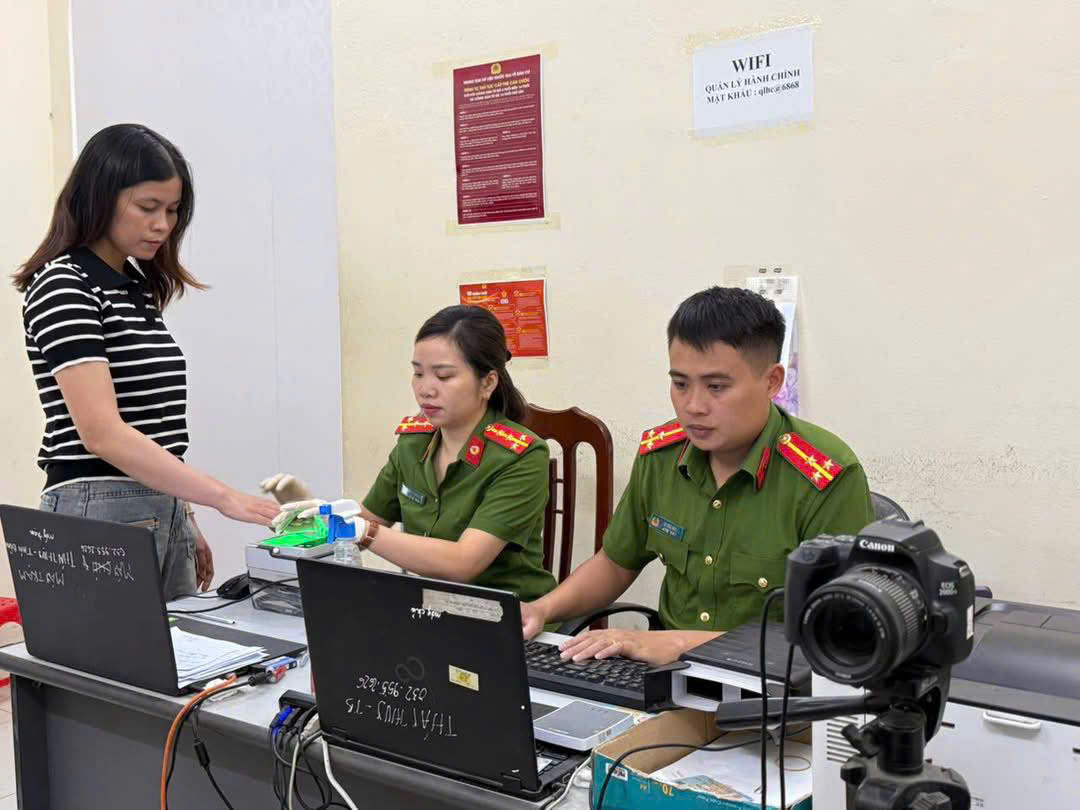 Công an xã Thái Thuỵ đẩy mạnh làm sạch dữ liệu, số hoá hồ sơ đăng ký phương tiện, giấy phép lái xe