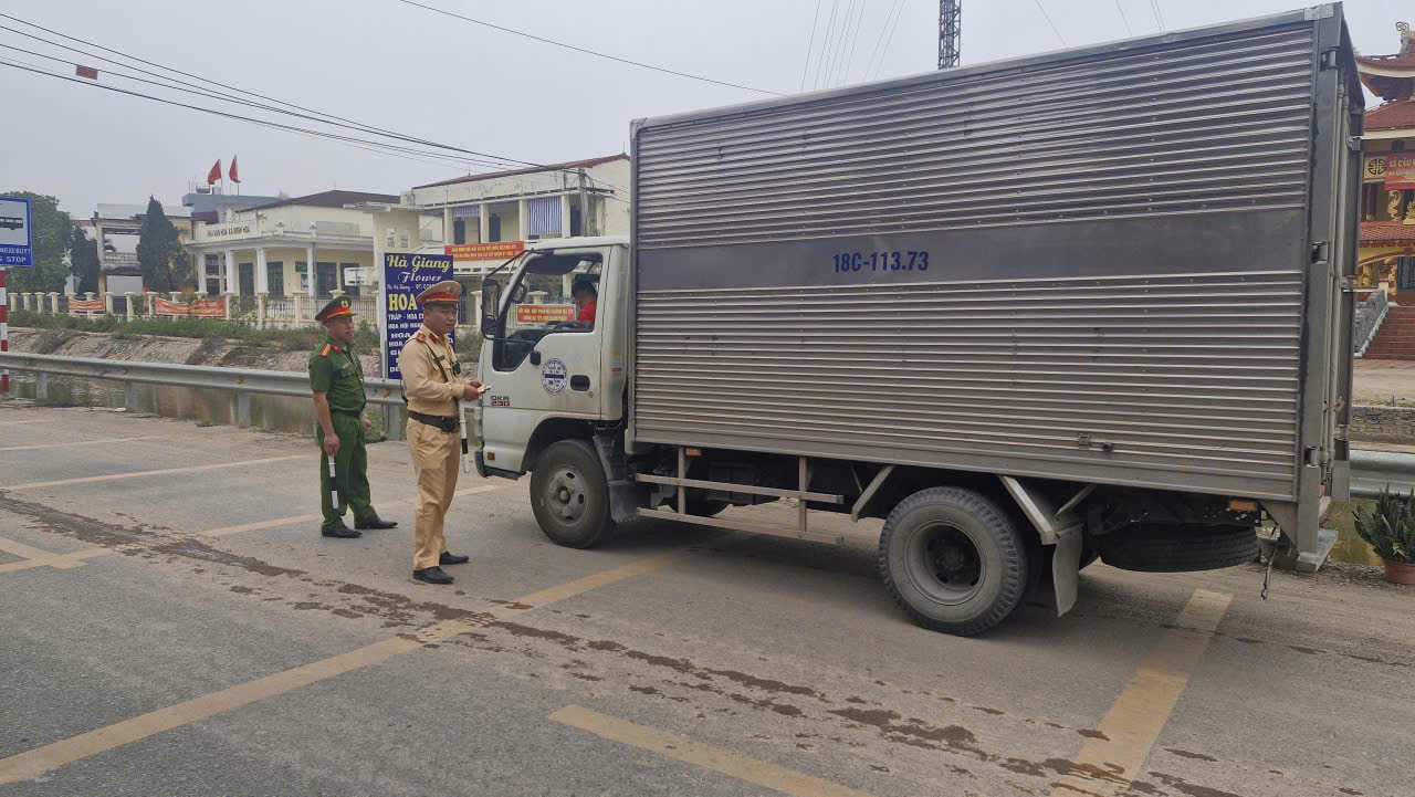 Tổ Cảnh sát trật tự - Công an xã Hồng Minh phối hợp tuần tra, kiểm soát bảo đảm trật tự, an toàn giao thông