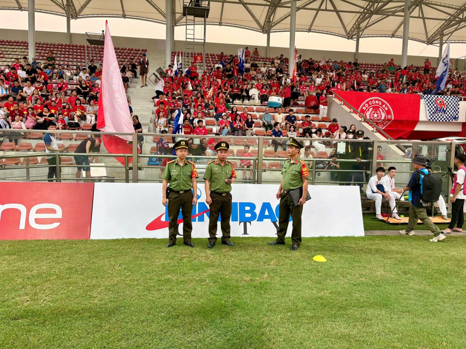 Nâng cao ý thức chấp hành điều lệnh Công an nhân dân của cán bộ, chiến sĩ trong thực hiện nhiệm vụ bảo đảm an ninh trật tự trận thi đấu bóng đá Vòng 18 V.L.1