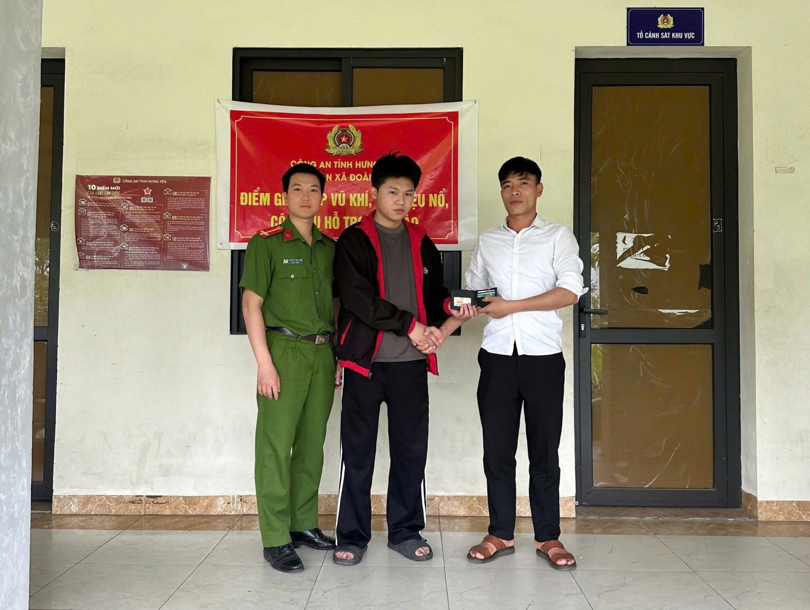 Công an xã Đoàn Đào nhanh chóng xác minh, trao trả tài sản cho người dân đánh rơi