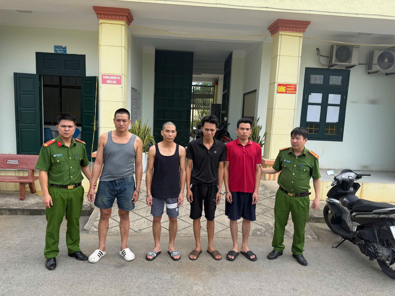 Công an xã Nguyễn Văn Linh phát hiện, bắt giữ nhóm đối tượng tàng trữ, mua bán trái phép chất ma túy