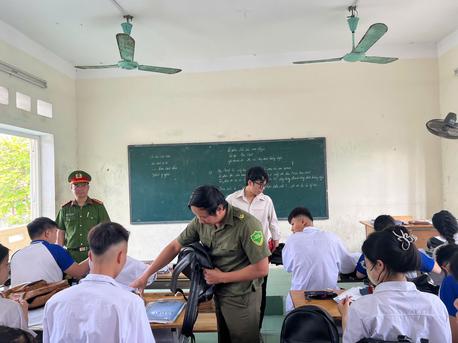 Công an xã Đoàn Đào kiểm tra việc chấp hành quy định pháp luật về TTATGT, vũ khí, vật liệu nổ, công cụ hỗ trợ tại trường học